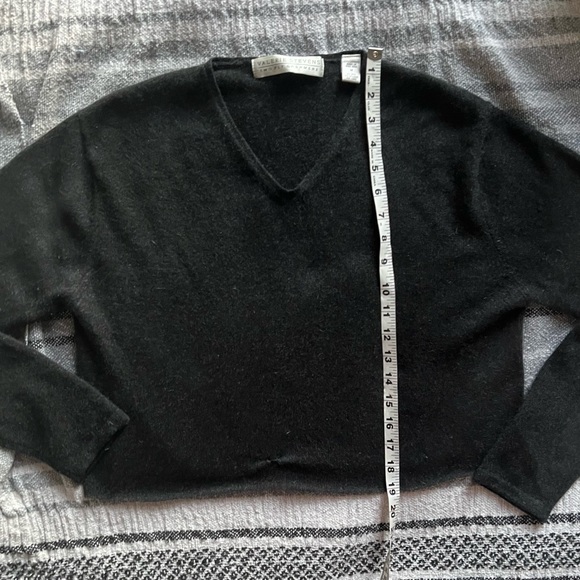 Valerie Stevens Two Ply Cashmere Cropped Black V Neck Sweater Size Medium - Picture 11 of 12